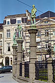 Bruxelles, Belgio - I giardini di Place du Petit Sablon. Statuette rappresentanti le gilde medioevali. 